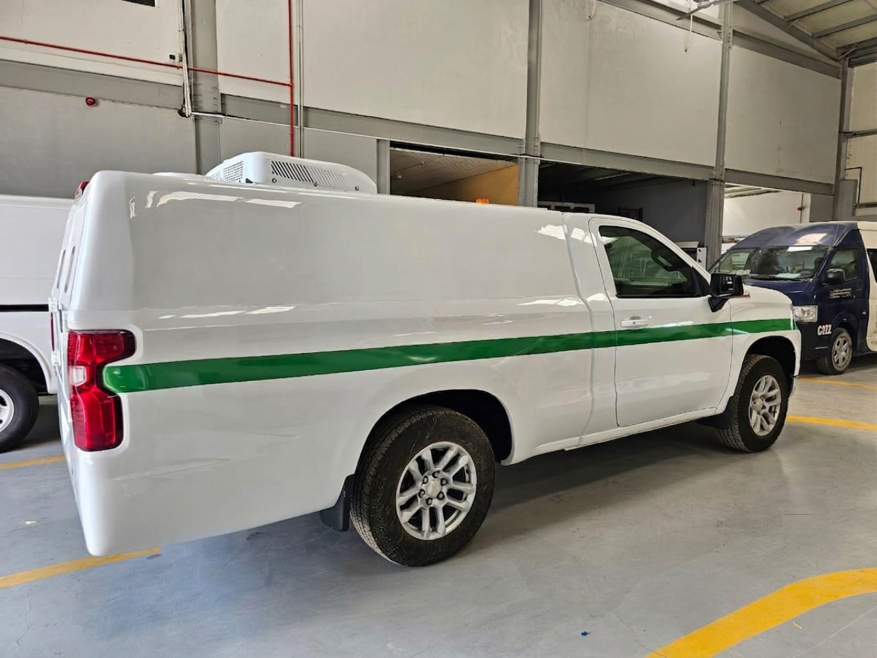 Fleet pickup fitted with a secure canopy